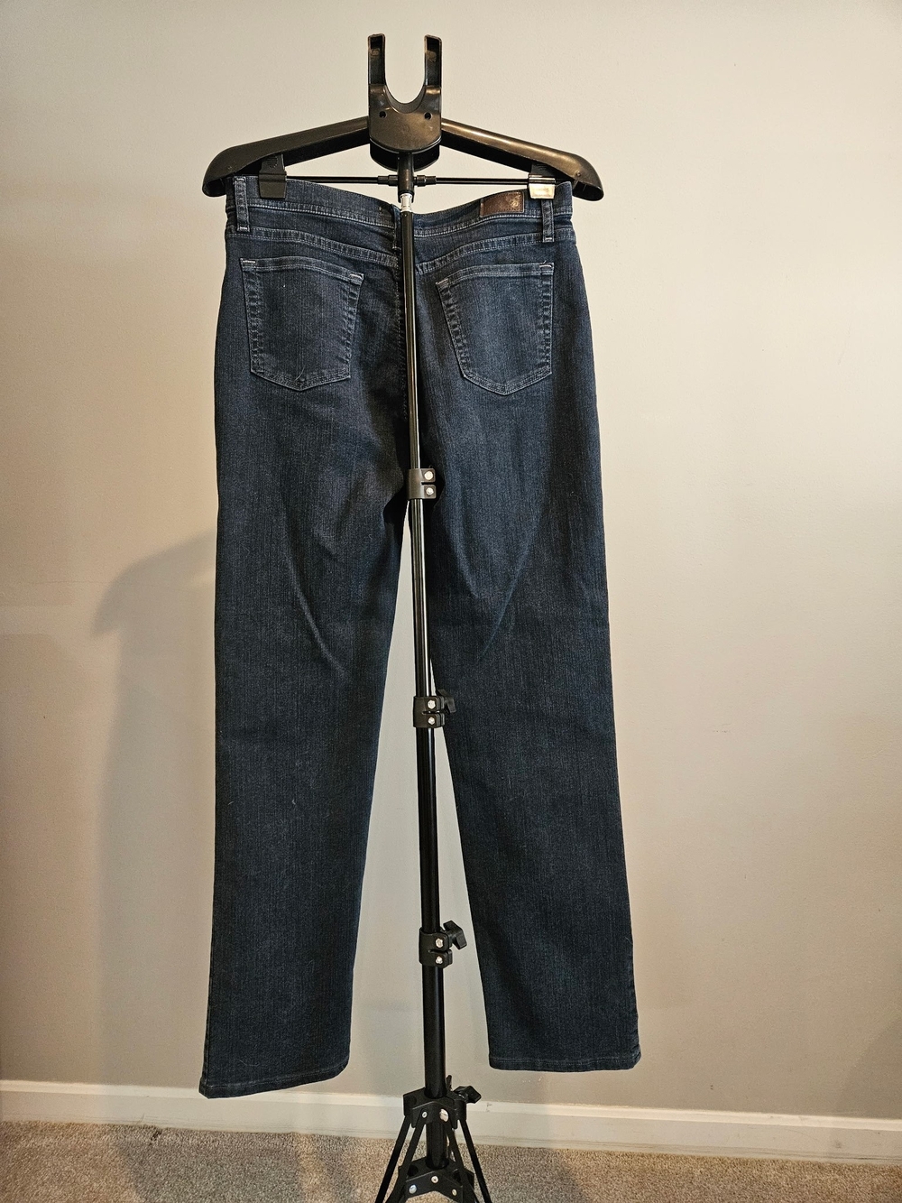 Lee Straight Leg Jeans in Dark Blue Denim. Classic Fit. Stretchy